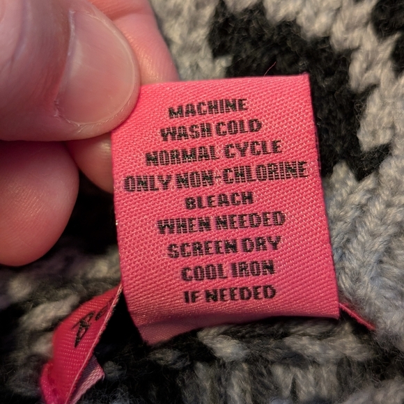 Betsey Johnson Animal Print Double Pom Pom Beanie Gray Black Logo EUC One Size - Picture 5 of 5